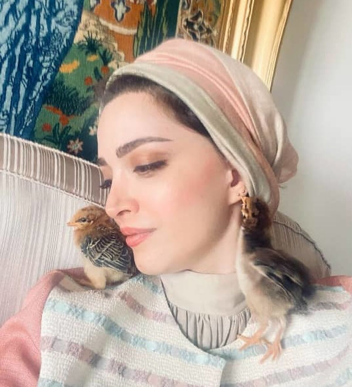 ژست هنری جذاب بهنوش طباطبایی را ببینید | سلیقه جالب بهنوش طباطبایی برای چیدن وسایل اتاقش + عکس 