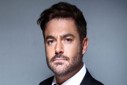 حرکت جالب محمدرضا گلزار کنار هوادار کوچکش در هواپیما | محمدرضا گلزار دلش بچه می خواد ! + فیلم