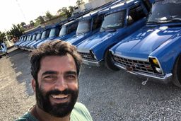 دعوای منوچهر هادی و یکتا ناصر به دادگاه کشیده شد | تیپ عجیب و خبرساز منوچهر هادی در دادسرای جنایی +عکس