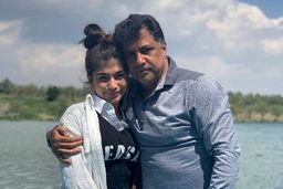 مادر بزرگ سانتی مانتال دختر علی دایی در انگلیس | جوانی باورنکردنی مادر زن علی دایی +عکس