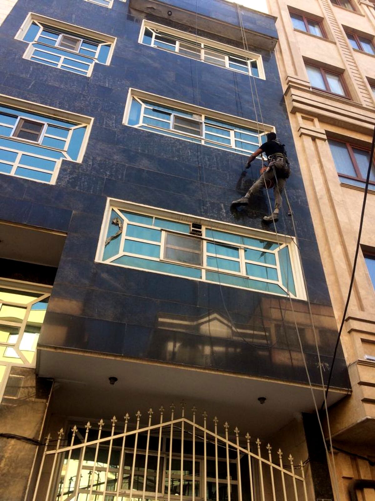 پیچ کردن سنگ نما ساختمان
