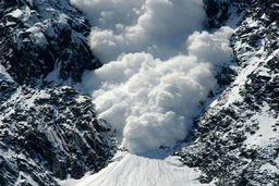 سقوط بهمن در آزادراه تهران-شمال | تا اطلاع ثانوی مسدود شد