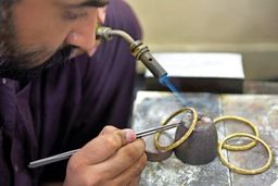 اجرت خرید طلا چقدر است؟ | بخواهیم طلا بفروشیم هم اجرت ساخت حساب می‌شود؟