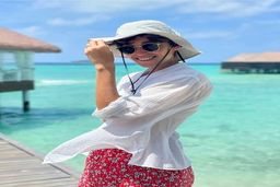 دور دور فرشته حسینی با خانواده شوهرش در ماشین فوق لوکس/تیپ های عجیب فرشته و نوید سوژه شد+عکس