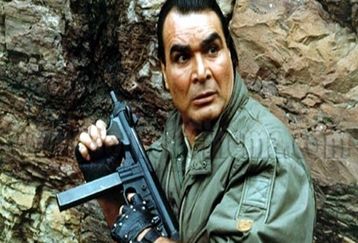 وداع جانسوز دختر رضا صفایی‌ پور با پیکر پدرش | مراسم خاکسپاری طوفان برگزار شد + عکس