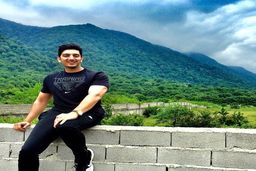 ژست بچه مایه داری فرزاد فرزین در ویلای لاکچری اش +عکس