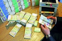 شگفتانه یلدایی دولت برای کارمندان | افزایش حقوق کارمندان کلید خورد؟