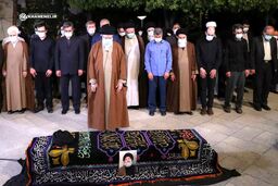 نماز رهبر انقلاب بر پیکر آیت‌الله فاطمی‌نیا +عکس