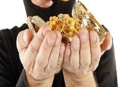 این زن شکارچی طلاهای کودکان است ، شناسایی اش کنید ! + عکس چهره باز