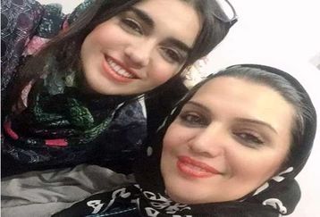 تصویری تلخ از الهام پاوه نژاد زیر تابوت مادرش | مراسم تشیع مادر الهام پاوه نژاد جنجالی شد +عکس 