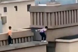 لحظات دلهره آور از پرش دو کودک از پشت بام برج 22 طبقه+فیلم