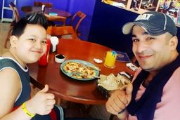 عکس بازیگر معروف تلویزیون با شلوارک در خیابان | تفریح لاکچری تابستانه یوسف تیموری +عکس