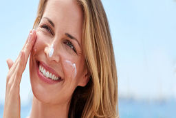 نحوه صحیح استفاده از ضد آفتاب‌ | اگه هر روز بیرون از خانه هستید حتما ببینید + فیلم 