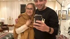 مادر سانتی مانتال حمید گودرزی با مانتوی تابستانه مد روز | حمید گودرزی و مادرش مثل خواهر و برادر هستند! +عکس
