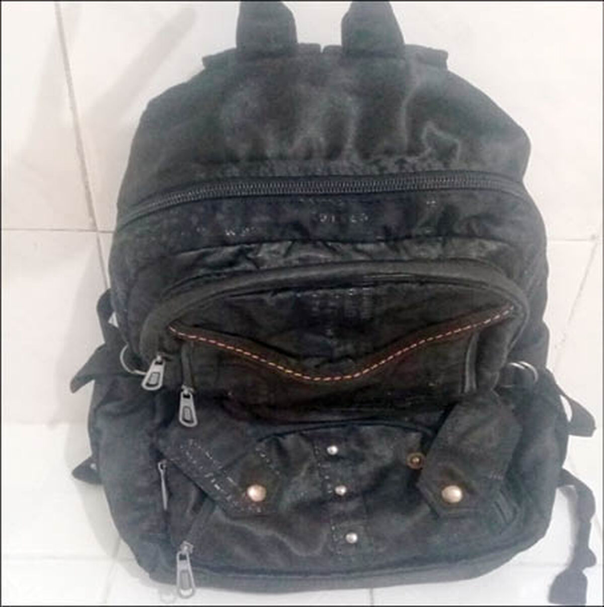 راز عجیب کوله پشتی این موتور سوار غیر معمول