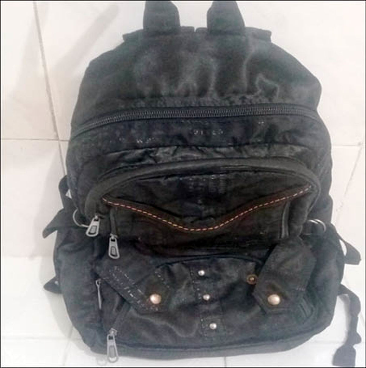 راز عجیب کوله پشتی این موتور سوار غیر معمول