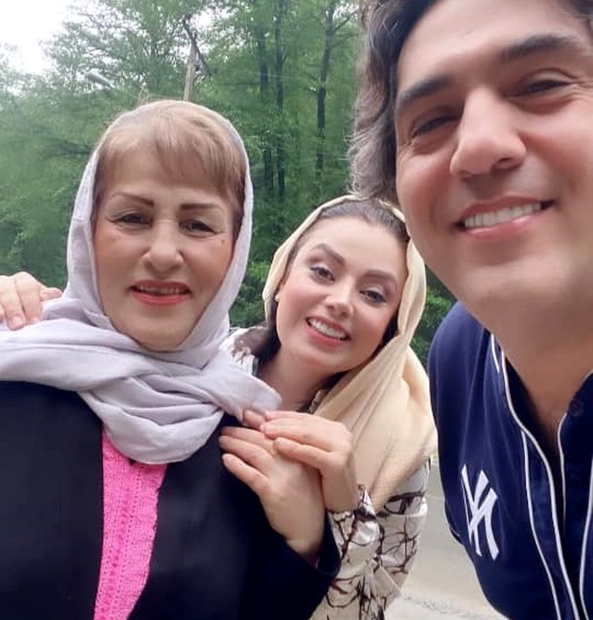 حیرت طرفداران از دیدن خانواده پر جمعیت صبا راد /تیپ دهاتی صبا راد توی ماشین لاکچری مانی! +عکس خبرساز 