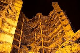 کشف جسد عرفان و آرین درآغوش همدیگر زیرآوار متروپل +فیلم