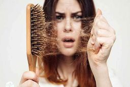 علت ریزش شدید مو در پاییز چیست ؟ | این راهکارها را امتحان کنید