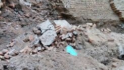 لحظه وحشتناک ریزش ساختمان در تبریز | پراید زیر تلی از خاک مدفون شد
