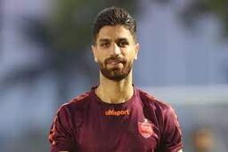سرلک با کت و شلوار  و استایل خاص در باشگاه پرسپولیس + عکس