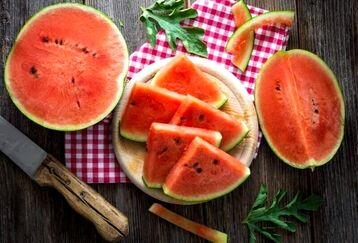 خوردن هندوانه برای این افراد خطرناک است ؟ | چه کسانی نباید هندوانه بخورند ؟