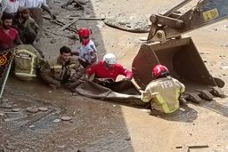 لحظه پر استرس نجات مرد گرفتار در سیل امامزاده داوود+ فیلم