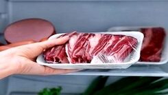 اشتباهات رایج خانم ها در یخ‌ زدایی از گوشت یخ‌ زده | این کارها را به هیچ وجه انجام ندهید !