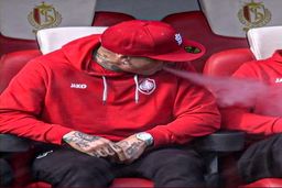 کار زشت بازیکن جنجالی روی نیمکت! +عکس