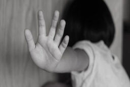 راننده پراید پلید، خود را راننده آژانس جا زد و کودک دانش‌آموز را به قتل رسانید!