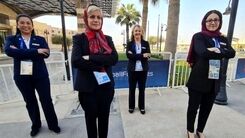 این زن ایرانی کنار بازیکن آمریکا چه می‌کند؟