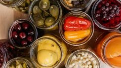 یه ترشی درست کن که خالی خالی بشه خورد! نه با غذا | سه مدل ترشی پرطرفدار و آسان برای فصل پاییز