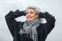 از سفید شدن موهایتان ناراحت نشوید | به این ۷ دلیل، اجازه دهید موهایتان سفید شوند! 