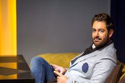 عکس لو رفته از محمدرضا گلزار و همسرش در کنسرت خواننده معروف | اولین حضور عمومی محمدرضا گلزار در کنار همسرش + عکس