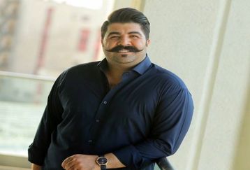 تولد فوق لاکچری بهنام بانی در کنسرتش با تم سیاه و سفید | کیک تولد 4 طبقه بهنام بانی سوژه شد + عکس