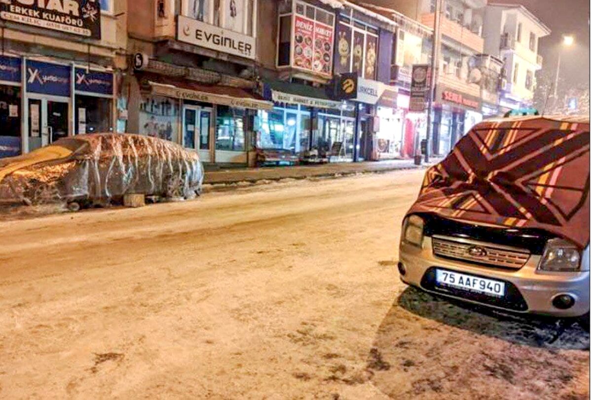 یخبندان عجیب در ترکیه/خودروها در خیابان پتو پیچ شدند +عکس