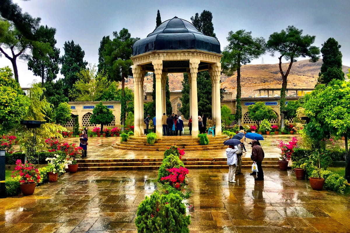 فال حافظ امروز یکشنبه ۱۹ فروردین را از دست ندهید | توصیه های حافظ برای همه افراد !