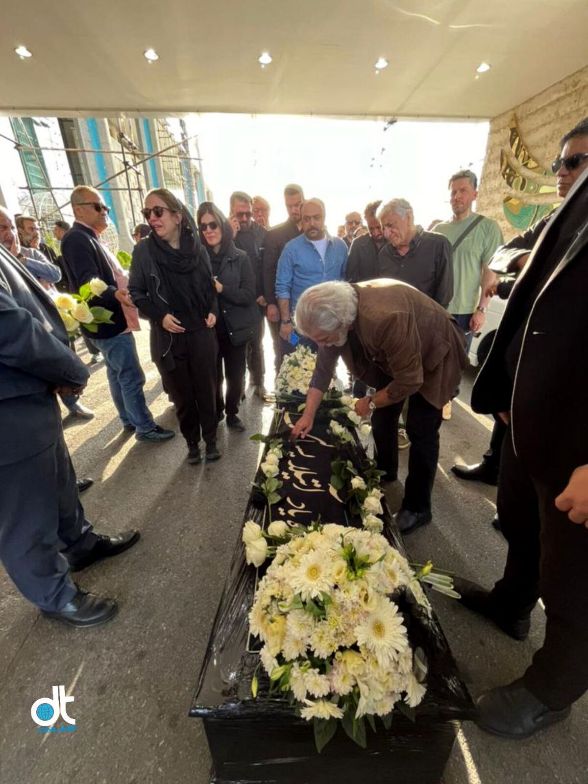گریه‌های تلخ همسر و دختر مرحوم آتیلا پسیانی در آغوش آقای کارگردان | همسر جوان آتیلا پسیانی +فیلم