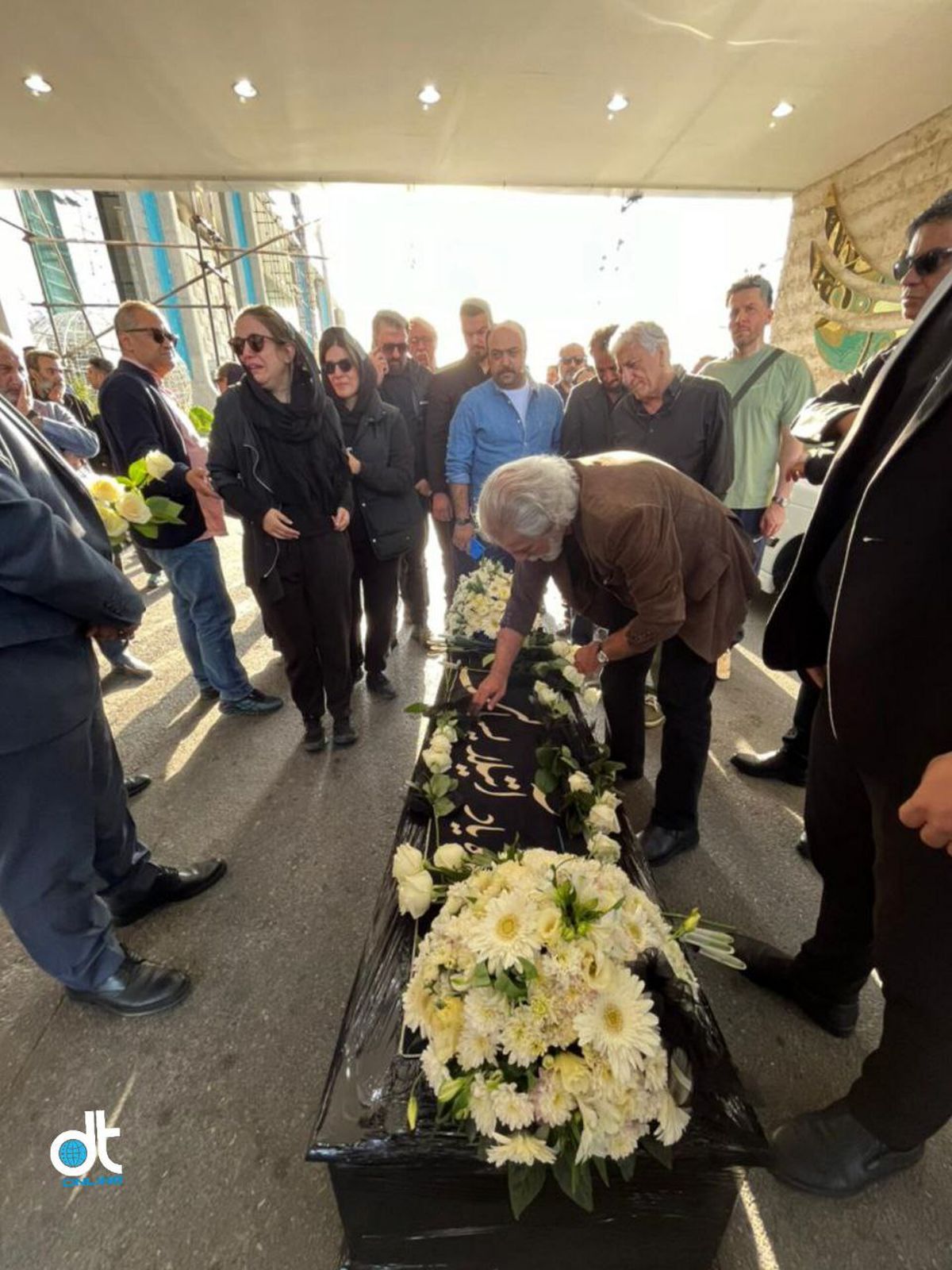 گریههای تلخ همسر و دختر مرحوم آتیلا پسیانی در آغوش آقای کارگردان | همسر جوان آتیلا پسیانی +فیلم