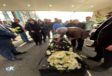 گریه‌های تلخ همسر و دختر مرحوم آتیلا پسیانی در آغوش آقای کارگردان | همسر جوان آتیلا پسیانی +فیلم