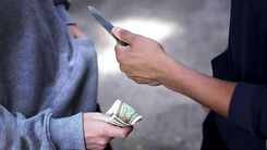 دختر 15 ساله خود را از دست زورگیر افغان نجات داد!