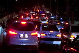 فیلم پربازدید فضای مجازی | برخورد عجیب راننده عصبانی با ماشین تصادف کرده 