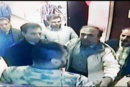 قمه کشی وحشتناک ولی یک دانش‌آموز در مدرسه | حمله وحشتناک به معلم ها + عکس