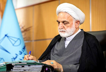 حضور رئیس عدلیه در منزل شهید سلیمانی +عکس