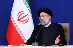  رییسی در مترو و نشستن پای درد و دل مردم +عکس