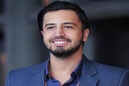 پدر پیر بازیگر جوان سینمای ایران برای همه سئوال شد | رونمایی مهرداد صدیقیان بازیگر پوست شیر از پدر و مادرش +عکس