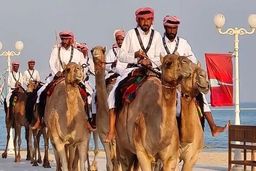 مراقبت بادیگاردهای شترسوار از بازیکنان انگلیس!‌+عکس