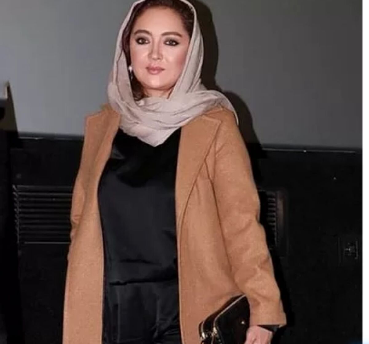 نیکی کریمی دوباره خبرساز شد/بوسه فرستادن نیکی کریمی در خارج از کشور جنجالی شد +عکس لورفته