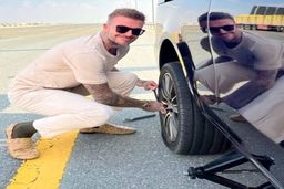  تصویری از پنچرگیری فوتبالیست معروف وسط خیابان با خودرو لاکچری اش