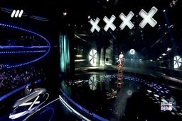 امین حیایی وسایل شرکت‌ کننده عصر جدید را چک کرد | واکنش ژاله صامتی و احسان علیخانی